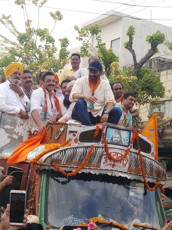 ਗੁਰਦਾਸਪੁਰ: ਬੀਜੇਪੀ ਉਮੀਦਵਾਰ ਸਨੀ ਦਿਓਲ ਆਪਣੇ ਚੋਣ ਪ੍ਰਚਾਰ ਵਿੱਚ ਜੁਟ ਗਏ ਹਨ। ਅੱਜ ਉਨ੍ਹਾਂ ਗੁਰਦਾਸਪੁਰ ਵਿੱਚ ਰੋਡ ਸ਼ੋਅ ਕੀਤਾ।