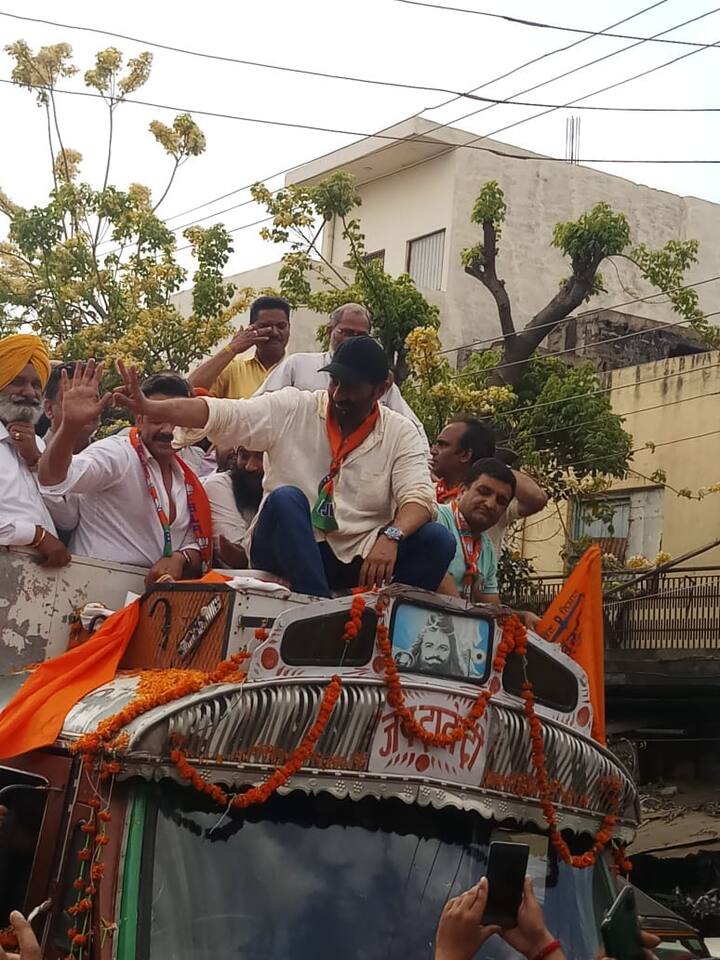 ਸਨੀ ਦਿਓਲ ਦਾ ਰੋਡ ਸ਼ੋਅ ਬੇਹੱਦ ਖ਼ਾਸ ਅੰਦਾਜ਼ ਵਿੱਚ ਚੱਲ ਰਿਹਾ ਹੈ।