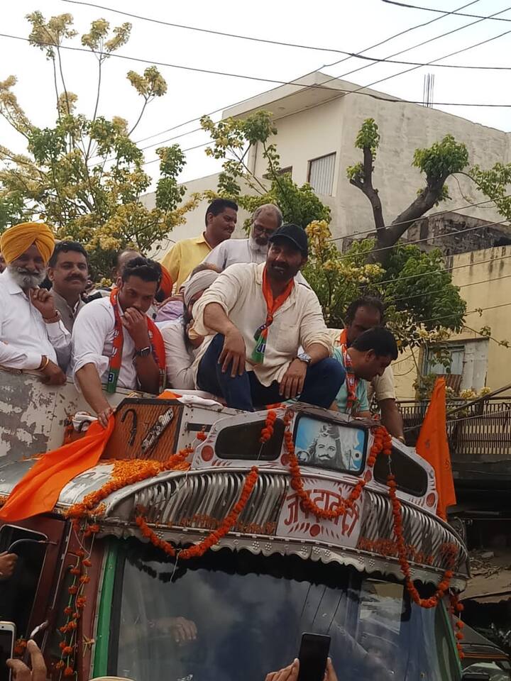 ਆਪਣੀ ਸੁਪਰਹਿੱਟ ਫ਼ਿਲਮ 'ਗ਼ਦਰ' ਦੀ ਯਾਦ ਦਿਵਾਉਂਦਿਆਂ ਸਨੀ ਦਿਓਲ ਟਰੱਕ ਦੀ ਛੱਤ 'ਤੇ ਬੈਠ ਕੇ ਰੋਡ ਸ਼ੋਅ ਕਰ ਰਹੇ ਹਨ।