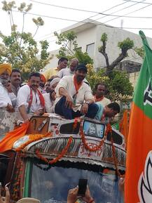 ਗੁਰਦਾਸਪੁਰ ਟਰੱਕ ਲੈ ਕੇ ਨਿਕਲੇ ਸੰਨੀ ਦਿਓਲ, ਭਰਾ ਬੌਬੀ ਦਿਓਲ ਨੇ ਵੀ ਕੀਤੀ ਸਵਾਰੀ