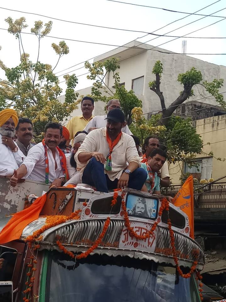 50 ਕਿਲੋਮੀਟਰ ਲੰਮਾ ਇਹ ਰੋਡ ਸ਼ੋਅ ਦੁਪਹਿਰ 12 ਵਜੇ ਸ਼ੁਰੂ ਹੋਇਆ।