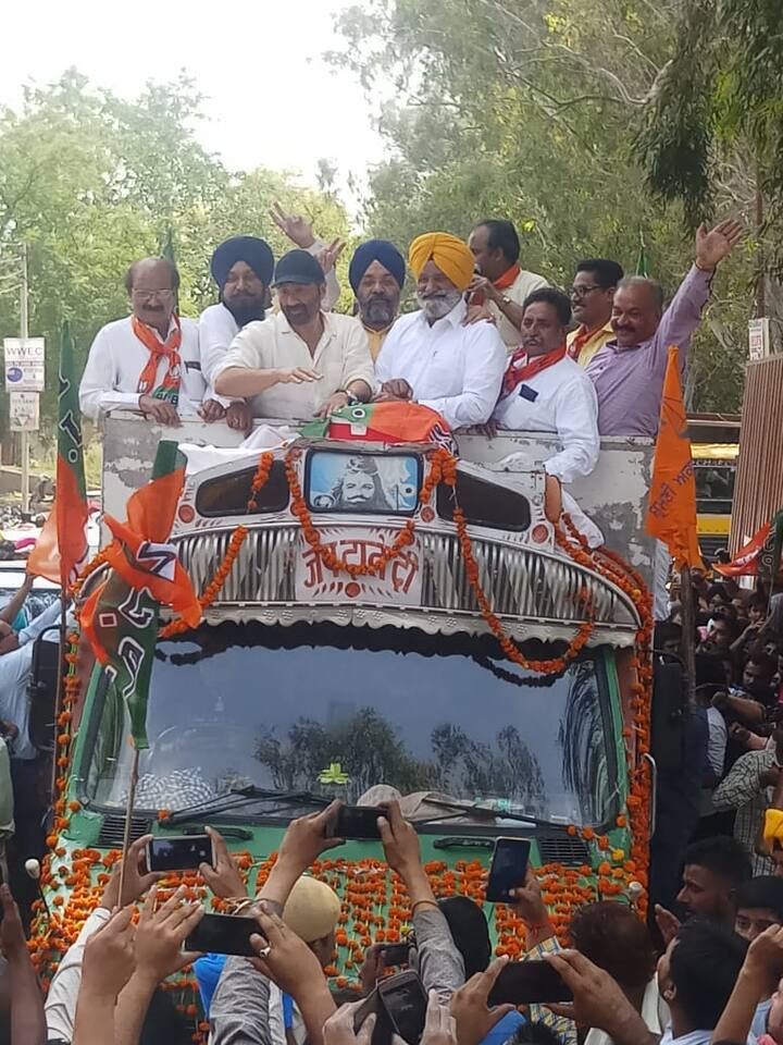 ਡੇਰਾ ਬਾਬਾ ਨਾਨਾਕ ਵਿੱਚ ਸਨੀ ਦਿਓਲ ਨੇ ਕਿਹਾ ਕਿ ਮੋਦੀ ਸਰਕਾਰ ਦੇ ਯਤਨਾਂ ਨਾਲ ਬਣ ਰਹੇ ਲਾਂਘੇ ਨਾਲ ਖੇਤਰ ਵਿੱਚ ਰੁਜ਼ਗਾਰ ਦੇ ਮੌਕੇ ਵਧਣਗੇ।