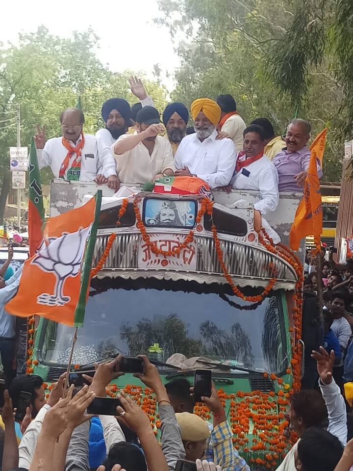 ਇਹ ਰੋਡ ਸ਼ੋਅ ਰਾਤ ਦੇ ਕਰੀਬ 10 ਵਜੇ ਤਕ ਚੱਲੇਗਾ।