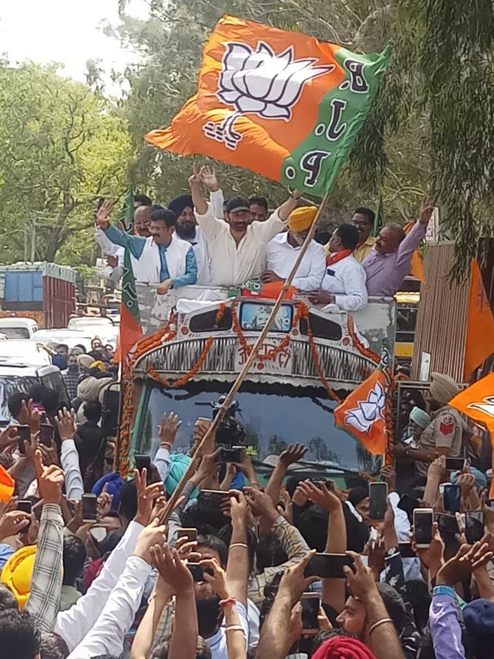 ਸਨੀ ਦੇ ਨਾਲ-ਨਾਲ ਬੌਬੀ ਦਿਓਲ ਵੀ ਉਸ ਦੇ ਚੋਣ ਪ੍ਰਚਾਰ ਵਿੱਚ ਜੁਟ ਗਏ ਹਨ।