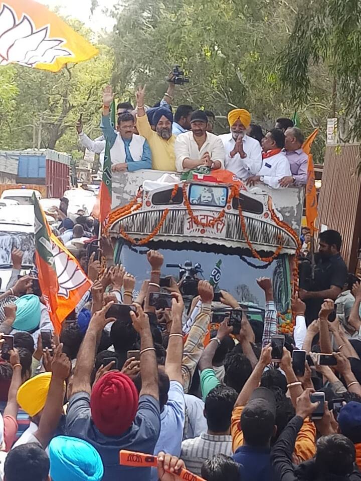 ਬੀਜੇਪੀ ਨੇ ਰੋਡ ਸ਼ੋਅ ਨੂੰ ਸਫ਼ਲ ਬਣਾਉਣ ਲਈ ਪੂਰੀ ਤਿਆਰੀ ਕੀਤੀ ਹੈ।