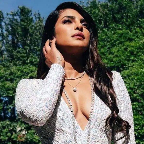 ਇਸ ਡ੍ਰੈਸ ਦੇ ਨਾਲ ਪ੍ਰਿਅੰਕਾ ਨੇ ਵ੍ਹਾਈਟ ਪਰਲ ਦਾ ਨੈਕਲੈੱਸ ਕੈਰੀ ਕੀਤਾ ਤੇ ਨਾਲ ਹੀ ਸਮੌਕੀ ਆਈ ਮੇਕਅੱਪ ਕੀਤਾ।