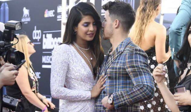 ਜਦੋਂਕਿ ਨਿੱਕ ਜੋਨਸ ਨੇ ਚੈੱਕ ਦਾ ਸੂਟ ਪਾਇਆ ਸੀ। ਦੋਵਾਂ ਦੀਆਂ ਤਸਵੀਰਾਂ ਸੋਸ਼ਲ ਮੀਡੀਆ ‘ਤੇ ਖੂਬ ਵਾਇਰਲ ਹੋ ਰਹੀਆਂ ਹਨ।