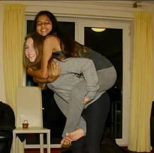 ਸ਼ਾਹਰੁਖ ਦੀ ਧੀ ਸੁਹਾਨਾ ਲੰਦਨ \'ਚ ਕਰ ਰਹੀ ਦੋਸਤਾਂ ਨਾਲ ਮਸਤੀ, ਤਸਵੀਰਾਂ ਵਾਇਰਲ