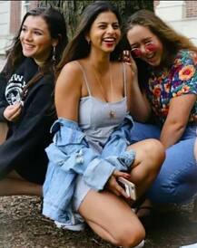 ਸ਼ਾਹਰੁਖ ਦੀ ਧੀ ਸੁਹਾਨਾ ਲੰਦਨ \'ਚ ਕਰ ਰਹੀ ਦੋਸਤਾਂ ਨਾਲ ਮਸਤੀ, ਤਸਵੀਰਾਂ ਵਾਇਰਲ