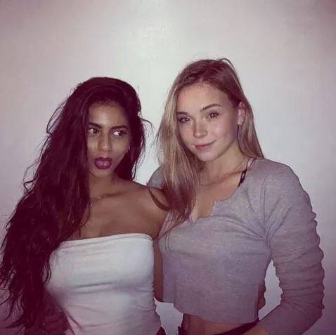 ਹੁਣ ਸਾਹਮਣੇ ਆਈਆਂ ਤਸਵੀਰਾਂ ‘ਚ ਸੁਹਾਨਾ ਆਪਣੇ ਕੁਝ ਦੋਸਤਾਂ ਨਾਲ ਹੈ। ਇਸ ਦੇ ਨਾਲ ਹੀ ਸੁਹਾਨਾ ਆਪਣੇ ਗਲੈਮਰਸ ਅੰਦਾਜ਼ ਕਰਕੇ ਵੀ ਖੂਬ ਸੁਰਖੀਆਂ ‘ਚ ਰਹਿੰਦੀ ਹੈ।