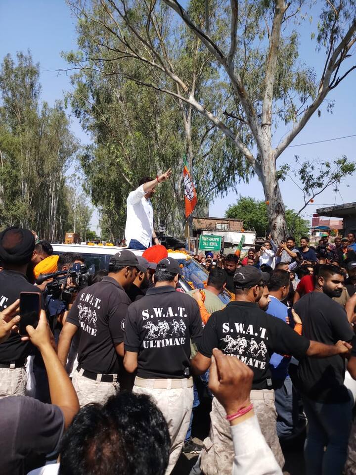 ਉਨ੍ਹਾਂ ਦਾ ਟਾਕਰਾ ਕਾਂਗਰਸ ਦੇ ਪੰਜਾਬ ਪ੍ਰਧਾਨ ਤੇ ਮੌਜੂਦਾ ਲੋਕ ਸਭਾ ਮੈਂਬਰ ਸੁਨੀਲ ਜਾਖੜ ਨਾਲ ਹੈ। 