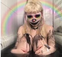 Alien ਵਾਂਗ ਡਰਾਉਣੀ ਦਿੱਸਣ ਦੀ ਕੋਸ਼ਿਸ਼ \'ਚ ਕਈ ਘੰਟੇ ਬਰਬਾਦ ਕਰਦੀ ਇਹ ਕੁੜੀ, ਦੇਖੋ ਤਸਵੀਰਾਂ