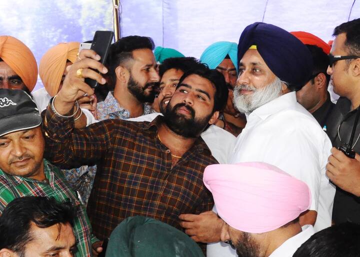 ਇਸ ਮੌਕੇ ਜਿੱਥੇ ਸੁਖਬੀਰ ਨੇ ਆਮ ਲੋਕਾਂ ਨਾਲ ਹੱਥ ਮਿਲਾਏ, ਉੱਥੇ ਨੌਜਵਾਨਾਂ ਨਾਲ ਸੈਲਫ਼ੀਆਂ ਕਰਵਾਈਆਂ ਤੇ ਖ਼ੂਬ ਆਟੋਗ੍ਰਾਫ਼ ਵੀ ਦਿੱਤੇ।
