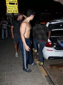 ਮੁੰਬਈ ਦੀਆਂ ਸੜਕਾਂ \'ਤੇ \'ਸ਼ਰਟਲੈੱਸ\' ਹੋ ਨਿਕਲਿਆ ਟਾਈਗਰ, ਦਿਖਾਏ ਡੌਲ਼ੇ ਤੇ ਐਬਸ