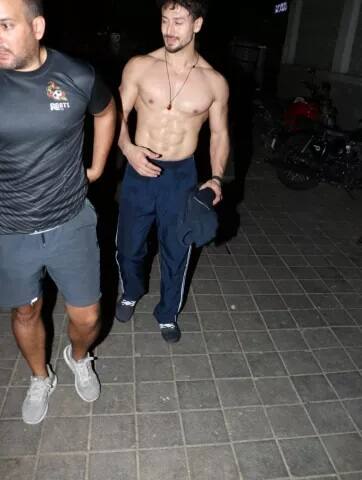 ਇਸ ਦੇ ਨਾਲ ਹੀ ਟਾਈਗਰ ਦਿਸ਼ਾ ਪਾਟਨੀ ਨਾਲ ਆਪਣੀ ਲਵ ਲਾਈਫ ਸਬੰਧੀ ਵੀ ਕਾਫੀ ਸੁਰਖੀਆਂ ਲੈ ਰਿਹਾ ਹੈ। (ਤਸਵੀਰਾਂ- ਮਾਨਵ ਮੰਗਲਾਨੀ)