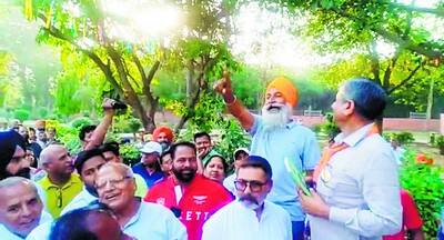 ਤੋਪ ਦੇ ਗੋਲਿਆਂ ਵਰਗੇ ਜਨਤਾ ਦੇ ਸਵਾਲ, ਕਿਤੇ ਹੱਥ ਜੋੜ ਤੇ ਕਿਤੇ ਥੱਪੜ ਜੜ ਜਵਾਬ ਦੇ ਰਹੇ ਲੀਡਰ ਤੋਪ ਦੇ ਗੋਲਿਆਂ ਵਰਗੇ ਜਨਤਾ ਦੇ ਸਵਾਲ, ਕਿਤੇ ਹੱਥ ਜੋੜ ਤੇ ਕਿਤੇ ਥੱਪੜ ਜੜ ਜਵਾਬ ਦੇ ਰਹੇ ਲੀਡਰ