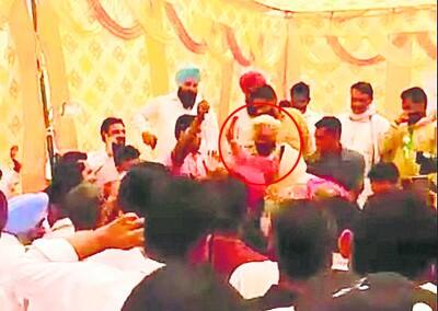 ਤੋਪ ਦੇ ਗੋਲਿਆਂ ਵਰਗੇ ਜਨਤਾ ਦੇ ਸਵਾਲ, ਕਿਤੇ ਹੱਥ ਜੋੜ ਤੇ ਕਿਤੇ ਥੱਪੜ ਜੜ ਜਵਾਬ ਦੇ ਰਹੇ ਲੀਡਰ