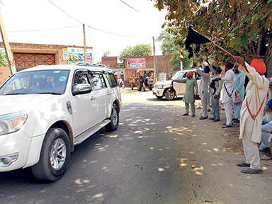 ਤੋਪ ਦੇ ਗੋਲਿਆਂ ਵਰਗੇ ਜਨਤਾ ਦੇ ਸਵਾਲ, ਕਿਤੇ ਹੱਥ ਜੋੜ ਤੇ ਕਿਤੇ ਥੱਪੜ ਜੜ ਜਵਾਬ ਦੇ ਰਹੇ ਲੀਡਰ