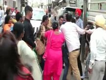 ਵਿਆਹ \'ਚ ਜੰਞ ਦਾ ਖਿਲਾਰਾ, DJ \'ਤੇ ਨੱਚ ਰਹੇ ਬਾਰਾਤੀ ਆਪਸ \'ਚ ਉਲਝੇ, ਵੀਡੀਓ ਵਾਇਰਲ