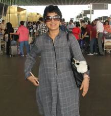 ਏਅਰਪੋਰਟ ‘ਤੇ ਸਮਰ ਲੁੱਕ ‘ਚ ਨਜ਼ਰ ਆਈ ਸੋਨਾਲੀ ਬੇਂਦਰੇ, ਵੇਖੋ ਤਸਵੀਰਾਂ