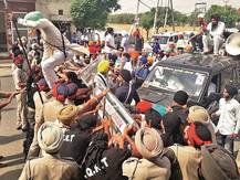 ਬਾਦਲ ਦੀ ਕੋਠੀ ਘੇਰਨ ਗਏ ਬਰਗਾੜੀ ਮੋਰਚੇ ਵਾਲੇ ਆਪਸ \'ਚ ਡਾਂਗੋ-ਡਾਂਗੀਂ, 5 ਜ਼ਖ਼ਮੀ