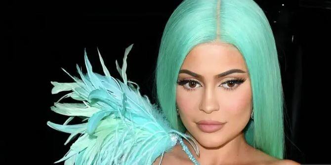 ਇਸ ਗਾਉਨ ਦਾ ਡਿਜ਼ਾਇਨ ਕਾਇਲੀ ਨੂੰ ਮਰਮੇਡ ਲੁੱਕ ਦੇ ਰਿਹਾ ਹੈ।