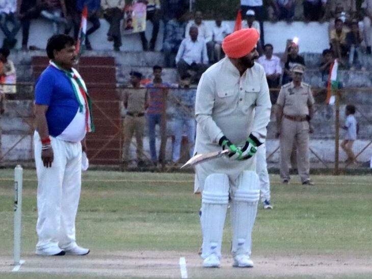 ਰੈਲੀ ਤੋਂ ਪਹਿਲਾਂ ਕ੍ਰਿਕਟ ਮੈਚ 'ਚ ਭਿੜੇ ਸਿੱਧੂ ਤੇ ਸਿੰਧਿਆ, ਸਿੱਧੂ ਦੀ ਟੀਮ 8 ਦੌੜਾਂ ਨਾਲ ਹਾਰੀ navjot sidhu and Jyotiraditya Scindia played cricket before rally ਰੈਲੀ ਤੋਂ ਪਹਿਲਾਂ ਕ੍ਰਿਕਟ ਮੈਚ 'ਚ ਭਿੜੇ ਸਿੱਧੂ ਤੇ ਸਿੰਧਿਆ, ਸਿੱਧੂ ਦੀ ਟੀਮ 8 ਦੌੜਾਂ ਨਾਲ ਹਾਰੀ