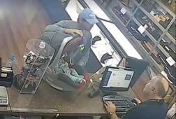 ਆਪਣੇ ਸੱਤ ਮਹੀਨਿਆਂ ਦੇ ਬੱਚੇ ਨੂੰ ਸਟੋਰ ‘ਤੇ ਵੇਚਣ ਪੁੱਜਾ ਇੱਕ ਵਿਅਕਤੀ, ਘਟਨਾ CCTV ‘ਚ ਕੈਦ