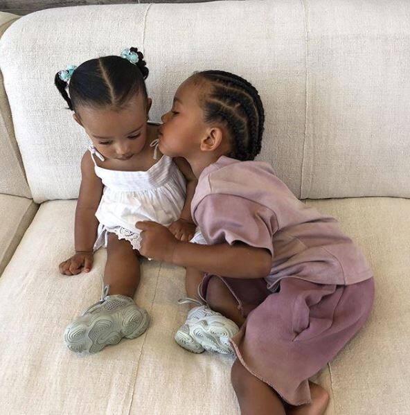 ਹੁਣ ਸਭ ਨੂੰ ਕਿਮ ਦੇ ਚੌਥੇ ਬੱਚੇ ਦੇ ਨਾਂ ਅਤੇ ਪਹਿਲੀ ਝਲਕ ਦਾ ਇੰਤਜ਼ਾਰ ਹੈ। ਉਂਝ ਕਿਮ ਸੋਸ਼ਲ ਮੀਡੀਆ ‘ਤੇ ਖੂਬ ਐਕਟਿਵ ਰਹਿੰਦੀ ਹੈ।