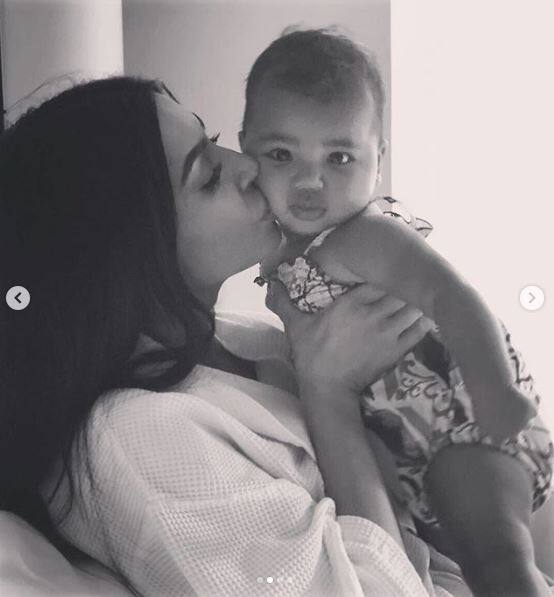 ਉਸ ਦਾ ਇੰਸਟਾਗ੍ਰਾਮ ਕਿਮ ਦੀ ਬੋਲਡ ਤਸਵੀਰਾਂ ਦੇ ਨਾਲ-ਨਾਲ ਉਸ ਦੇ ਪਤੀ ਅਤੇ ਬੱਚਿਆਂ ਦੇ ਨਾਲ ਤਸਵੀਰਾਂ ਨਾਲ ਹੀ ਭਰਿਆ ਹੋਇਆ ਹੈ।