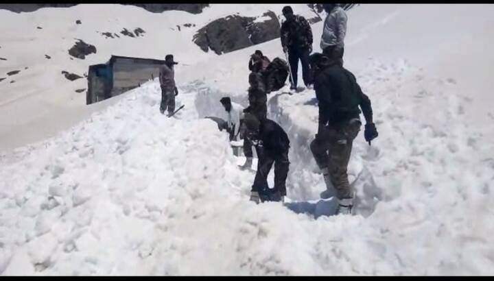 ਸ੍ਰੀ ਹੇਮਕੁੰਟ ਸਾਹਿਬ ਵਿੱਚ ਹਾਲੇ ਵੀ 10 ਫੁੱਟ ਤੋਂ ਜ਼ਿਆਦਾ ਬਰਫ਼ ਜੰਮੀ ਹੋਈ ਹੈ। ਫੌਜ ਤੇ ਨੇਪਾਲੀ ਮੂਲ ਦੇ ਮਜ਼ਦੂਰਾਂ ਦੇ ਨਾਲ-ਨਾਲ ਗੁਰਦੁਆਰਾ ਸੇਵਾਦਾਰ ਵੀ ਬਰਫ਼ ਹਟਾਉਣ ਦੇ ਕੰਮ ਵਿੱਚ ਲੱਗੇ ਹੋਏ ਹਨ।