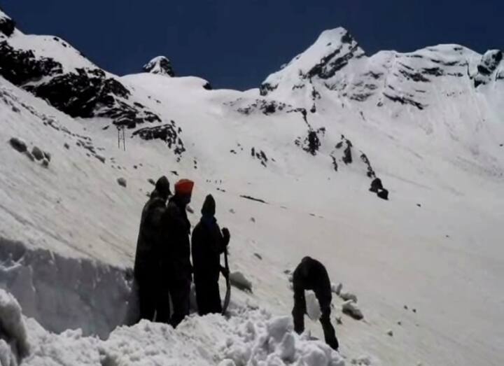 ਫੌਜ ਦੀ 418 ਇੰਜਨਿਅਰਿੰਗ ਸ੍ਰੀ ਹੇਮਕੁੰਟ ਸਾਹਿਬ ਵਿੱਚ ਬਰਫ਼ ਹਟਾਉਣ ਦਾ ਕੰਮ ਕਰ ਰਹੀ ਹੈ। ਇਸ ਦੇ ਨਾਲ-ਨਾਲ 10 ਨੇਪਾਲੀ ਮੂਲ ਦੇ ਮਜ਼ਦੂਰ ਤੇ 12 ਗੁਰਦੁਆਰਾ ਸੇਵਾਦਾਰ ਵੀ ਕੰਮ ਕਰ ਰਹੇ ਹਨ।