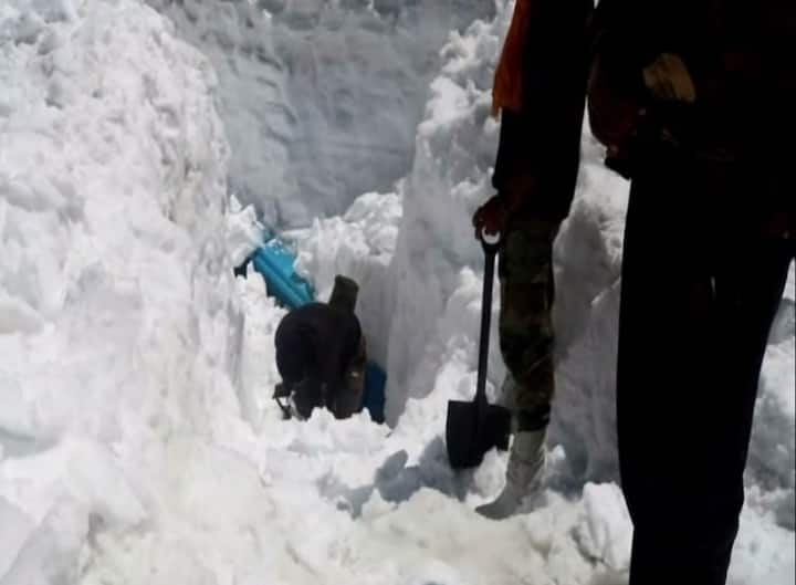 ਬਰਫ਼ਬਾਰੀ ਬਾਅਦ ਸ੍ਰੀ ਹੇਮਕੁੰਟ ਸਾਹਿਬ ਦਾ ਤਾਪਮਾਨ ਮਨਫ਼ੀ ਤੋਂ ਵੀ ਹੇਠਾਂ ਜਾ ਪਹੁੰਚਿਆ ਹੈ। ਇਸ ਲਈ ਯਾਤਰੀਆਂ ਨੂੰ ਆਪਣੇ ਨਾਲ ਗਰਮ ਕੱਪੜੇ ਲੈ ਕੇ ਜਾਣ ਦੀ ਸਲਾਹ ਦਿੱਤੀ ਗਈ ਹੈ।