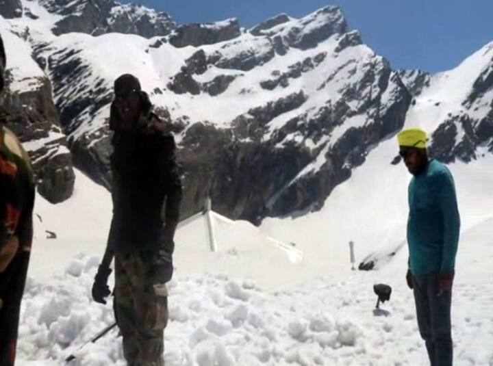 ਫੌਜ ਨੇ ਬਰਫ਼ ਕੱਟ ਕੇ ਰਾਹ ਤਾਂ ਸਾਫ਼ ਕਰ ਦਿੱਤਾ ਹੈ ਪਰ ਇਸ ਨਾਲ ਕਈ ਗੁਫ਼ਾਵਾਂ ਬਣ ਗਈਆਂ ਹਨ। ਸ੍ਰੀ ਹੇਮਕੁੰਟ ਸਾਹਿਬ ਜਾਣ ਲਈ ਬਰਫ਼ ਦੇ ਅੰਦਰ ਦੀ ਹੋ ਕੇ ਜਾਣਾ ਪਏਗਾ। ਜੇ ਮੌਸਮ ਨੇ ਸਾਥ ਦਿੱਤਾ ਤਾਂ ਬਰਫ਼ ਵਿੱਚ ਕਮੀ ਆ ਸਕਦੀ ਹੈ।  