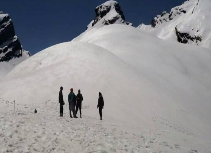 ਕਈ ਥਾਈਂ ਵੱਡੇ-ਵੱਡੇ ਗਲੇਸ਼ੀਅਰ ਕੱਟਣੇ ਬਾਕੀ ਹਨ।