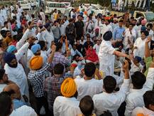 ਪਿੰਡ ਵਾਸੀਆਂ ਨੇ ਹਰਸਿਮਰਤ ਨੂੰ ਪਿੰਡ \'ਚ ਵੜਨ ਤੋਂ ਰੋਕਿਆ, ਅੱਕ ਕੇ ਸੜਕ \'ਤੇ ਮਾਰਿਆ ਧਰਨਾ