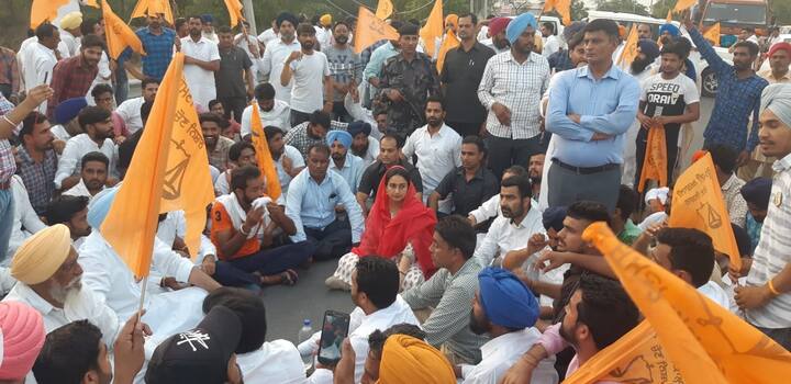 ਹਾਲਾਂਕਿ, ਅਕਾਲੀ ਦਲ ਇਸ ਨੂੰ ਸਰਕਾਰ ਤੇ ਪੁਲਿਸ ਦੀਆਂ ਵਧੀਕੀਆਂ ਖ਼ਿਲਾਫ਼ ਧਰਨਾ ਦੱਸ ਰਿਹਾ ਹੈ, ਸੂਤਰਾਂ ਤੋਂ ਮਿਲੀ ਜਾਣਕਾਰੀ ਮੁਤਾਬਕ ਪਿੰਡ ਵਾਸੀਆਂ ਨੇ ਹਰਸਿਮਰਤ ਕੌਰ ਬਾਦਲ ਪਿੰਡ ਵਿੱਚ ਨਹੀਂ ਵੜਨ ਦਿੱਤਾ, ਜਿਸ ਦੇ ਚੱਲਦੇ ਧਰਨਾ ਲਾਇਆ ਗਿਆ। ਧਰਨੇ ਦੌਰਾਨ ਅਕਾਲੀ ਵਰਕਰਾਂ ਨੇ ਕਾਂਗਰਸ ਸਰਕਾਰ ਖ਼ਿਲਾਫ਼ ਜੰਮ ਕੇ ਨਾਅਰੇਬਾਜ਼ੀ ਕੀਤੀ।