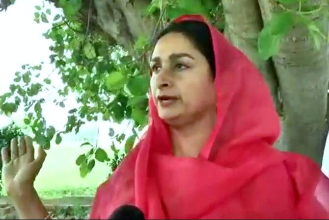 ਅੱਜ ਸਵੇਰੇ ਵੀ ਹਰਸਿਮਰਤ ਬਾਦਲ ਨੇ ਕਿਹਾ ਸੀ ਕਿ ਮੇਰੀ ਜਿਹੜੀ ਸਕਿਓਰਿਟੀ ਹੈ ਉਹ ਕਾਂਗਰਸ ਪਾਰਟੀ ਦੇ ਇਸ਼ਾਰਿਆਂ 'ਤੇ ਕੰਮ ਕਰ ਰਹੀ ਹੈ, ਇਹੀ ਕਾਰਨ ਹੈ ਜਿਹੜੇ ਸ਼ਰਾਰਤੀ ਅਨਸਰ ਹਨ ਉਹ ਮੇਰੇ ਪ੍ਰੋਗਰਾਮਾਂ ਵਿੱਚ ਪਹੁੰਚ ਜਾਂਦੇ ਹਨ ਅਤੇ ਨੁਕਸਾਨ ਪਹੁੰਚਾਉਣ ਦੀ ਕੋਸ਼ਿਸ਼ ਕਰਦੇ ਹਨ। ਇਸ ਸਬੰਧੀ ਉਹ ਚੋਣ ਕਮਿਸ਼ਨ ਨੂੰ ਵੀ ਸ਼ਿਕਾਇਤ ਕਰਨ ਦੀ ਗੱਲ ਵੀ ਕਹਿ ਚੁੱਕੇ ਹਨ।