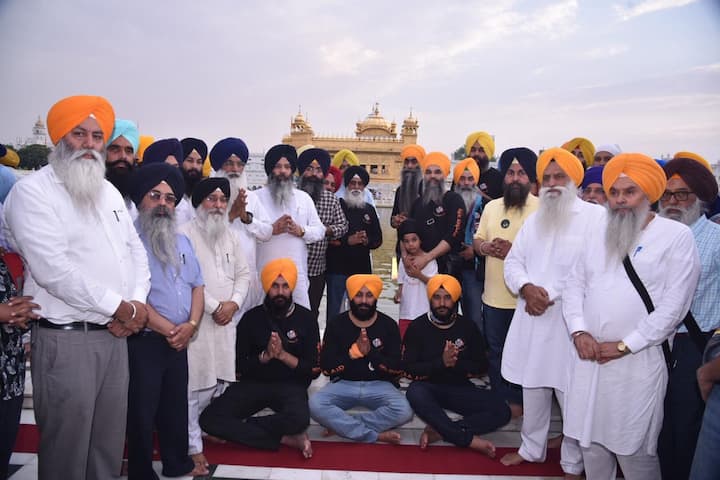 ਪਹਿਲੇ ਪਾਤਸ਼ਾਹ ਜੀ ਦੇ 550ਵੇਂ ਪ੍ਰਕਾਸ਼ ਪੁਰਬ ਨੂੰ ਸਮਰਪਿਤ ਕੈਨੇਡਾ ਦੇ ਛੇ ਸਿੱਖ ਨੌਜੁਆਨਾਂ ਵੱਲੋਂ ਸਰੀ (ਕੈਨੇਡਾ) ਤੋਂ ਗੁਰਦੁਆਰਾ ਸ੍ਰੀ ਬੇਰ ਸਾਹਿਬ ਸੁਲਤਾਨਪੁਰ ਲੋਧੀ ਤਕ ਸ਼ੁਰੂ ਕੀਤੀ ਗਈ ਮੋਟਰਸਾਈਕਲ ਯਾਤਰਾ ਅੱਜ ਵਾਹਗਾ ਅਟਾਰੀ ਸਰਹੱਦ ਰਾਹੀਂ ਸੱਚਖੰਡ ਸ੍ਰੀ ਹਰਿਮੰਦਰ ਸਾਹਿਬ ਸ੍ਰੀ ਦਰਬਾਰ ਸਾਹਿਬ ਵਿਖੇ ਪੁੱਜੀ।