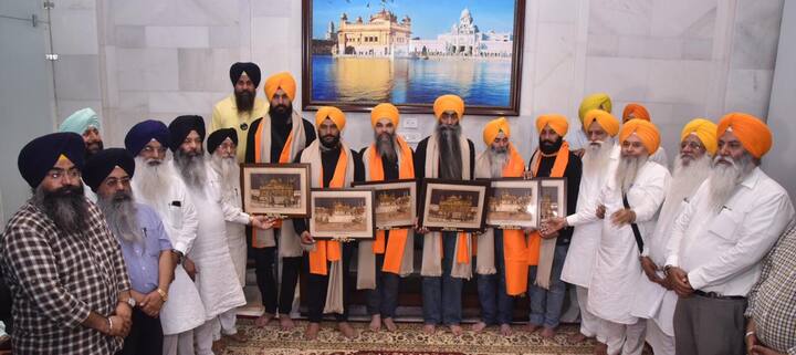 ਇਸੇ ਦੌਰਾਨ ਯਾਤਰਾ ਕਰ ਰਹੇ ਸਿੱਖ ਨੌਜੁਆਨਾਂ ਨੇ ਸਿੱਖ ਕੌਮ ਦੇ ਕੇਂਦਰੀ ਧਾਰਮਿਕ ਅਸਥਾਨ ਸੱਚਖੰਡ ਸ੍ਰੀ ਹਰਿਮੰਦਰ ਸਾਹਿਬ ਵਿਖੇ ਨਤਮਸਤਕ ਹੋ ਕੇ ਗੁਰੂ ਸਾਹਿਬ ਦਾ ਸ਼ੁਕਰਾਨਾ ਅਦਾ ਕੀਤਾ, ਜਿਸ ਮਗਰੋਂ ਉਨ੍ਹਾਂ ਨੂੰ ਸ੍ਰੀ ਦਰਬਾਰ ਸਾਹਿਬ ਦੇ ਸੂਚਨਾ ਕੇਂਦਰ ਵਿਖੇ ਗੁਰੂ ਬਖ਼ਸ਼ਿਸ਼ ਸਿਰੋਪਾਓ, ਸੱਚਖੰਡ ਸ੍ਰੀ ਹਰਿਮੰਦਰ ਸਾਹਿਬ ਦੀ ਤਸਵੀਰ ਅਤੇ ਧਾਰਮਿਕ ਪੁਸਤਕਾਂ ਦੇ ਸਨਮਾਨਿਤ ਕੀਤਾ ਗਿਆ। 