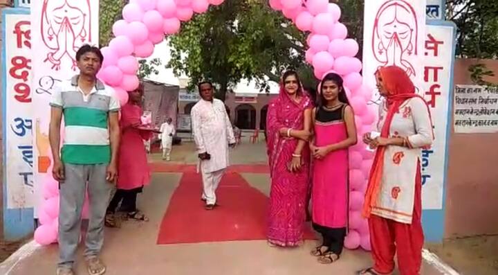 ਇੱਥੇ ਵੋਟਰਾਂ ਨੂੰ ਤਿਲਕ ਲਾ ਕੇ ਉਨ੍ਹਾਂ 'ਤੇ ਫੁੱਲਾਂ ਵਰ੍ਹਾਏ ਜਾ ਰਹੇ ਹਨ।