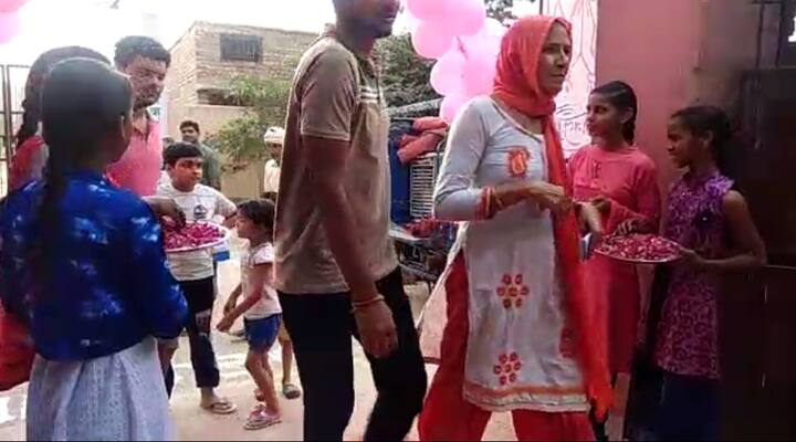 ਗਰਮੀ ਨੂੰ ਵੇਖਦਿਆਂ ਧੁੱਪ ਤੋਂ ਬਚਣ ਲਈ ਟੈਂਟ ਵੀ ਲਾਇਆ ਗਿਆ ਹੈ। 