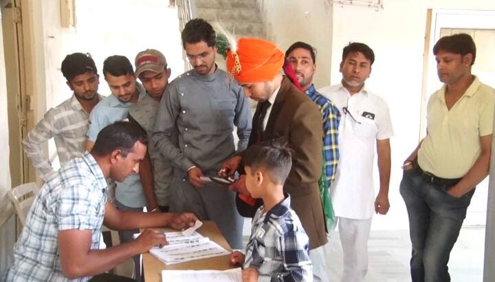 ਇਸੇ ਤਰ੍ਹਾਂ ਹਾਂਸੀ ਤੋਂ ਵੀ ਇੱਕ ਲਾੜੇ ਵਿਨੋਦ ਨੇ ਆਪਣੀ ਜੰਞ ਚੜ੍ਹਨ ਤੋਂ ਪਹਿਲਾਂ ਵੋਟ ਪਾਈ। 