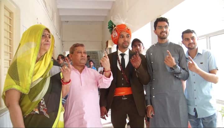 ਵਿਨੋਦ ਨੇ ਵਿਆਹ ਦੀ ਜ਼ਿੰਮੇਵਾਰੀ ਤੋਂ ਪਹਿਲਾਂ ਨਾਗਰਿਕ ਦੀ ਜ਼ਿੰਮੇਵਾਰੀ ਨਿਭਾਈ। 