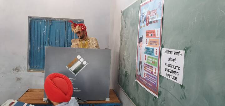 ਦੇਸ਼ ਦੇ 7 ਸੂਬਿਆਂ ਦੀਆਂ 59 ਸੀਟਾਂ 'ਤੇ ਛੇਵੇਂ ਗੇੜ ਦੀਆਂ ਲੋਕ ਸਭਾ ਚੋਣਾਂ ਲਈ ਵੋਟਿੰਗ ਹੋ ਰਹੀ ਹੈ। ਲੋਕਾਂ ਵਿੱਚ ਵੋਟਾਂ ਪਾਉਣ ਨੂੰ ਲੈ ਕੇ ਇੰਨਾ ਉਤਸ਼ਾਹ ਹੈ ਕਿ ਵਿਆਹ ਵਾਲੇ ਲਾੜੇ ਵੀ ਜੰਞ ਆਪਣੀ ਚੜ੍ਹਨ ਤੋਂ ਪਹਿਲਾਂ ਵੋਟ ਪਾਉਣ ਨੂੰ ਤਰਜੀਹ ਦੇ ਰਹੇ ਹਨ।