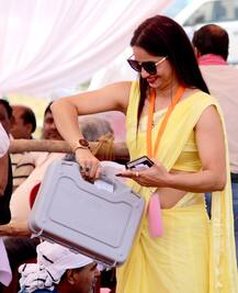 ਜਾਣੋ ਕੌਣ ਹੈ ਪੀਲੀ ਸਾੜੀ ਵਾਲੀ ਮਹਿਲਾ ਚੋਣ ਅਧਿਕਾਰੀ, ਜਿਸ ਦੀਆਂ ਤਸਵੀਰਾਂ ਹੋ ਰਹੀਆਂ ਵਾਇਰਲ