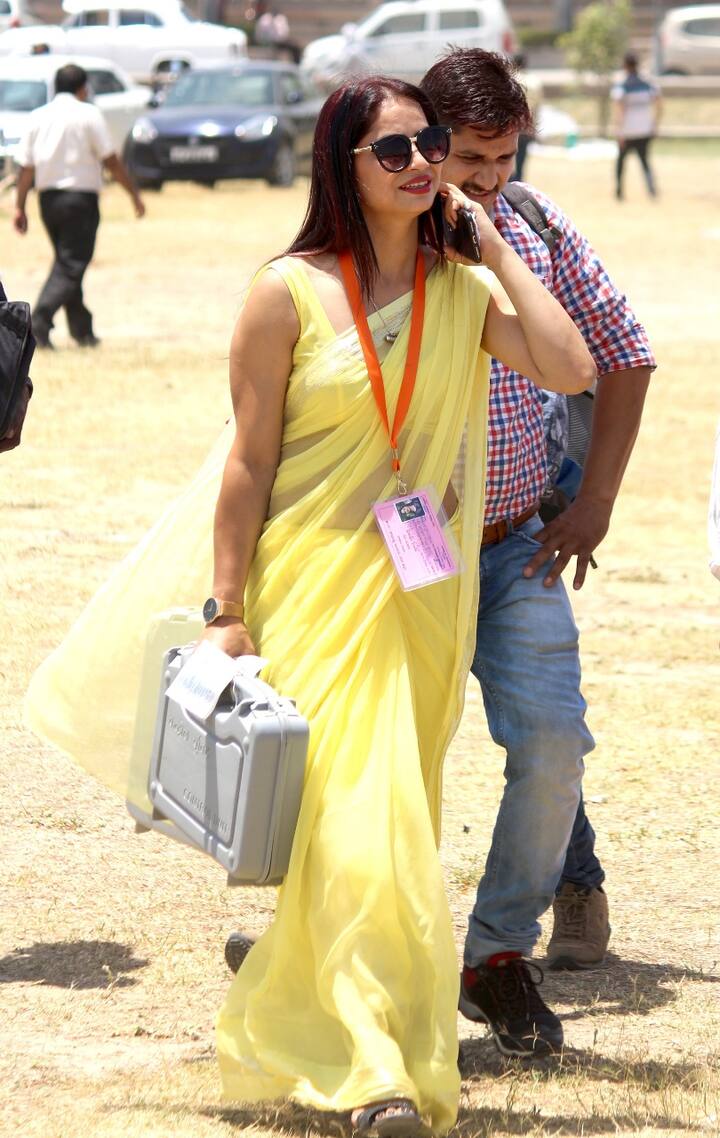 ਲੋਕ ਇਸ ਮਹਿਲਾ ਦੀ ਖੂਬਸੂਰਤੀ ਦੀ ਤਾਰੀਫ਼ ਕਰਦੇ ਨਹੀਂ ਥੱਕ ਰਹੇ। ਸ਼ੁਰੂ ਵਿੱਚ ਪਤਾ ਨਹੀਂ ਚੱਲ ਪਾ ਰਿਹਾ ਸੀ ਕਿ ਇਹ ਮਹਿਲਾ ਕੌਣ ਹੈ?