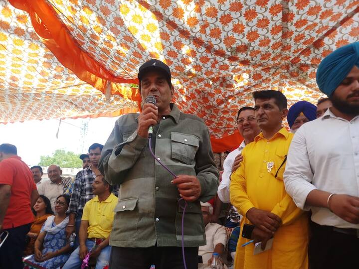 ਗੁਰਦਾਸਪੁਰ: ਆਪਣੇ ਪੁੱਤਰ ਲਈ ਧਰਮਿੰਦਰ ਪਿੰਡ-ਪਿੰਡ ਚੋਣ ਪ੍ਰਚਾਰ ਕਰ ਰਹੇ ਹਨ। 