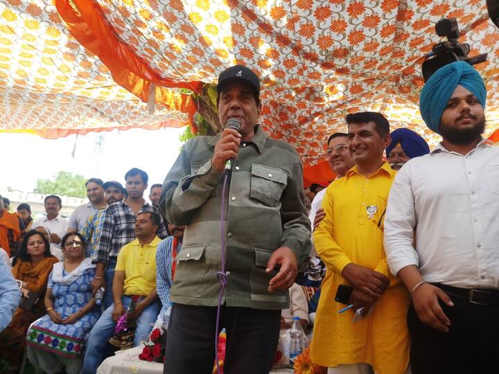 ਇਸ ਦੌਰਾਨ ਧਰਮਿੰਦਰ ਨੇ 'ਏਬੀਪੀ ਸਾਂਝਾ' ਨਾਲ ਖ਼ਾਸ ਗੱਲਬਾਤ ਕਰਦਿਆਂ ਕਿਹਾ ਕਿ ਸੰਨੀ ਨੂੰ ਲੋਕਾਂ ਦਾ ਖੂਬ ਪਿਆਰ ਮਿਲ ਰਿਹਾ ਤੇ ਇਸ ਪਿਆਰ ਖਾਤਰ ਅਸੀਂ ਕੰਮ ਕਰਾਂਗੇ। 
