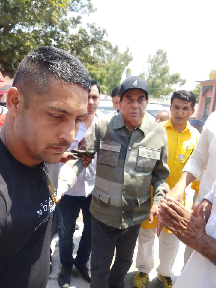 ਜਿੱਥੇ ਸੰਨੀ ਦਿਓਲ ਆਪਣਾ ਪ੍ਰਚਾਰ ਜ਼ਿਆਦਾਤਰ ਰੋਡ ਸ਼ੋਅਜ਼ ਰਾਹੀਂ ਜਾਂ ਫ਼ਿਲਮੀ ਡਾਇਲਾਗ ਰਾਹੀਂ ਹੀ ਕਰਦੇ ਹਨ, ਉੱਥੇ ਧਰਮਿੰਦਰ ਇਸ ਮਾਮਲੇ ਵਿੱਚ ਵਧੇਰੇ ਤਜ਼ਰਬੇਕਾਰ ਦਿੱਸ ਰਹੇ ਹਨ ਅਤੇ ਉਨ੍ਹਾਂ ਲੋਕਾਂ ਨਾਲ ਸਿੱਧਾ ਰਾਬਤਾ ਬਣਾਉਣਾ ਦਾ ਵਿਕਲਪ ਚੁਣਿਆ।